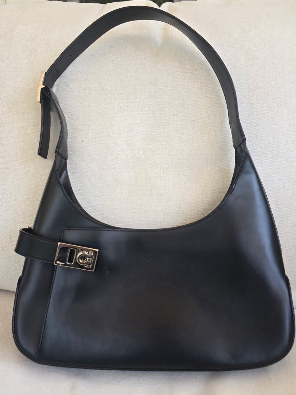 SALVATORE FERRAGAMO “GANCINI” hobo Black leather bag classic style great size !
